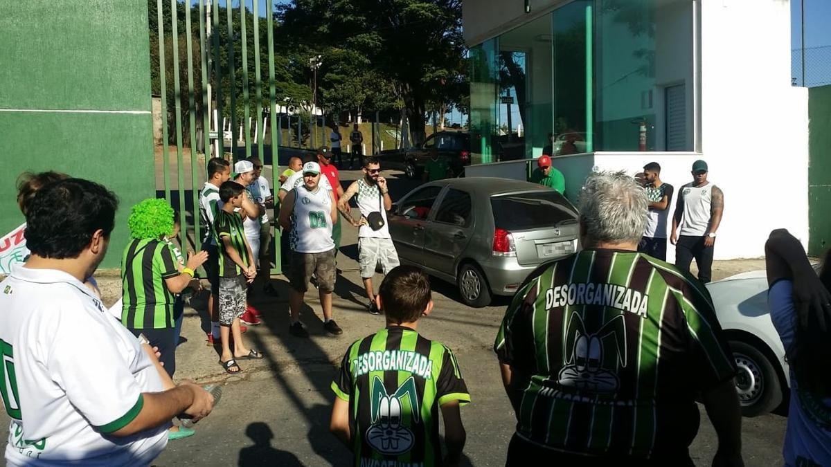 Torcedores americanos fizeram protesto e abordaram os jogadores na porta do CT Lanna Drumond