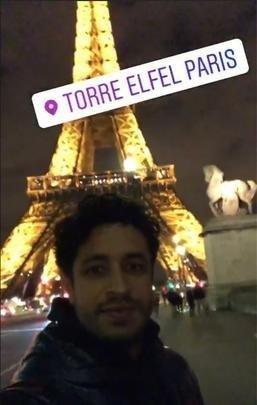 Zagueiro Leo curte férias com a esposa em Paris, capital francesa. Ao fundo, a Torre Eiffel