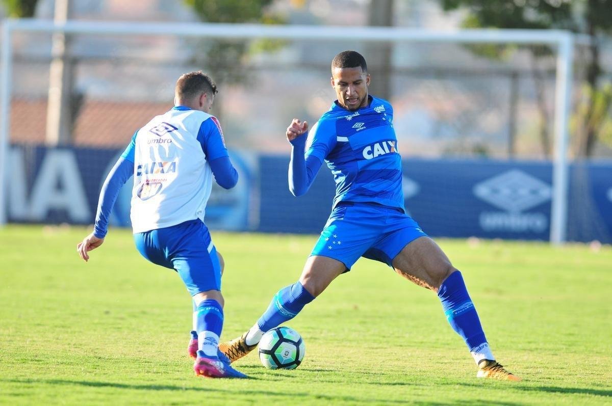 Imagens do treino do Cruzeiro desta quinta-feira, na Toca da Raposa II (Alexandre Guzanshe/EM D.A Press)