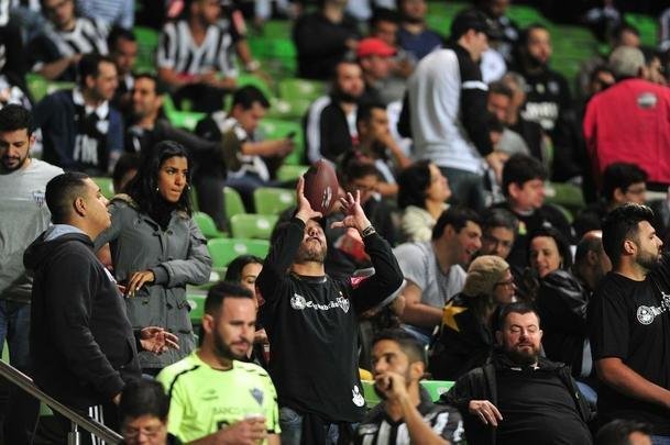 Torcida do Atltico apoiou o time, mas ficou frustrada com gol e derrota no contragolpe