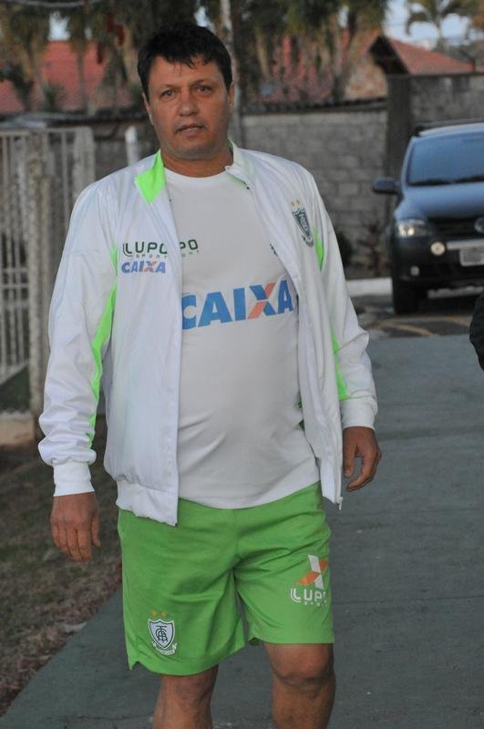 Depois de conversa com diretoria no campo, Adilson Batista foi apresentado como novo treinador do Amrica
