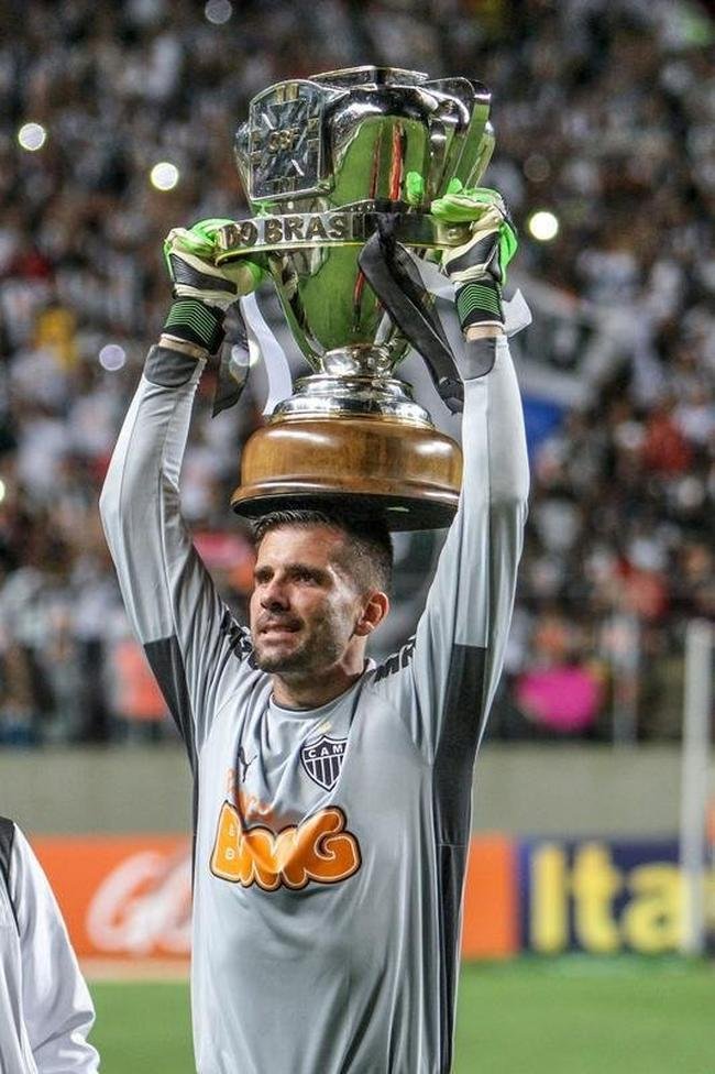 Victor exibe trofu de campeo da Copa do Brasil de 2014