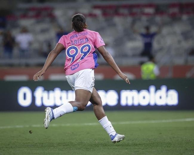 Em preliminar de Cruzeiro x Ituano pela Srie B, o time feminino da Raposa, conhecido como Cabulosas, goleou o Araguari por 8 a 0 pela terceira rodada do Campeonato Mineiro Feminino. Equipe cruzeirense estreou o uniforme rosa, confeccionado pela Adidas em homenagem  campanha Outubro Rosa, de conscientizao contra o cncer de mama