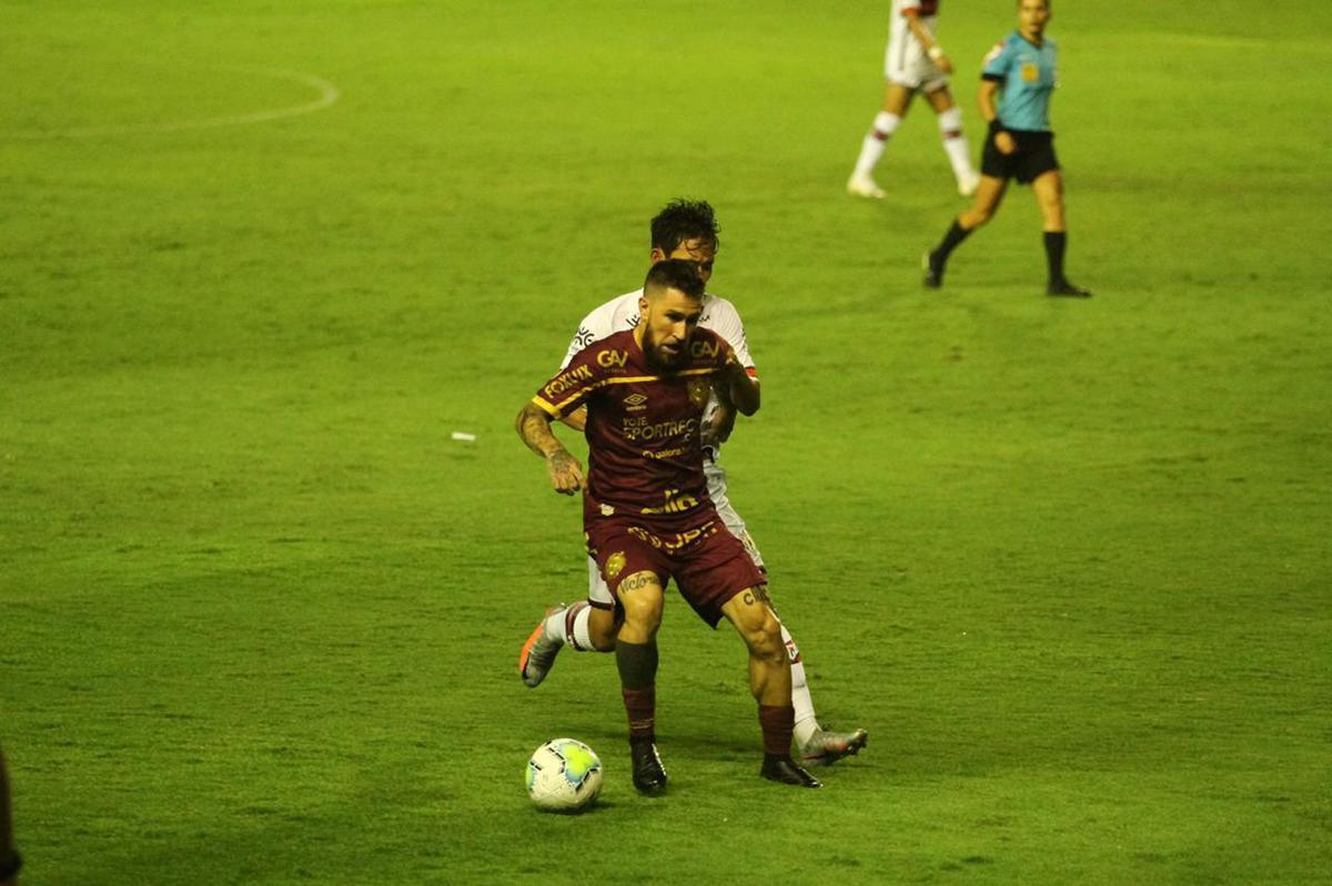 Equipes se enfrentaram no fechamento da rodada nesta segunda-feira na Ilha do Retiro