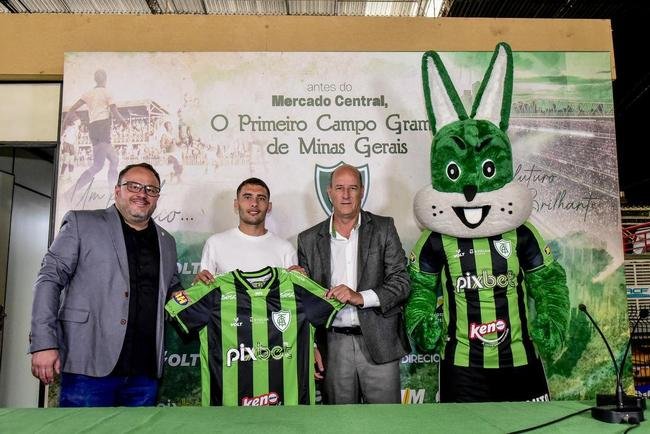 O meia argentino Emmanuel Martinez foi apresentado pelo Am�rica nesta ter�a-feira (16/8), em evento realizado no Mercado Central, em Belo Horizonte. 