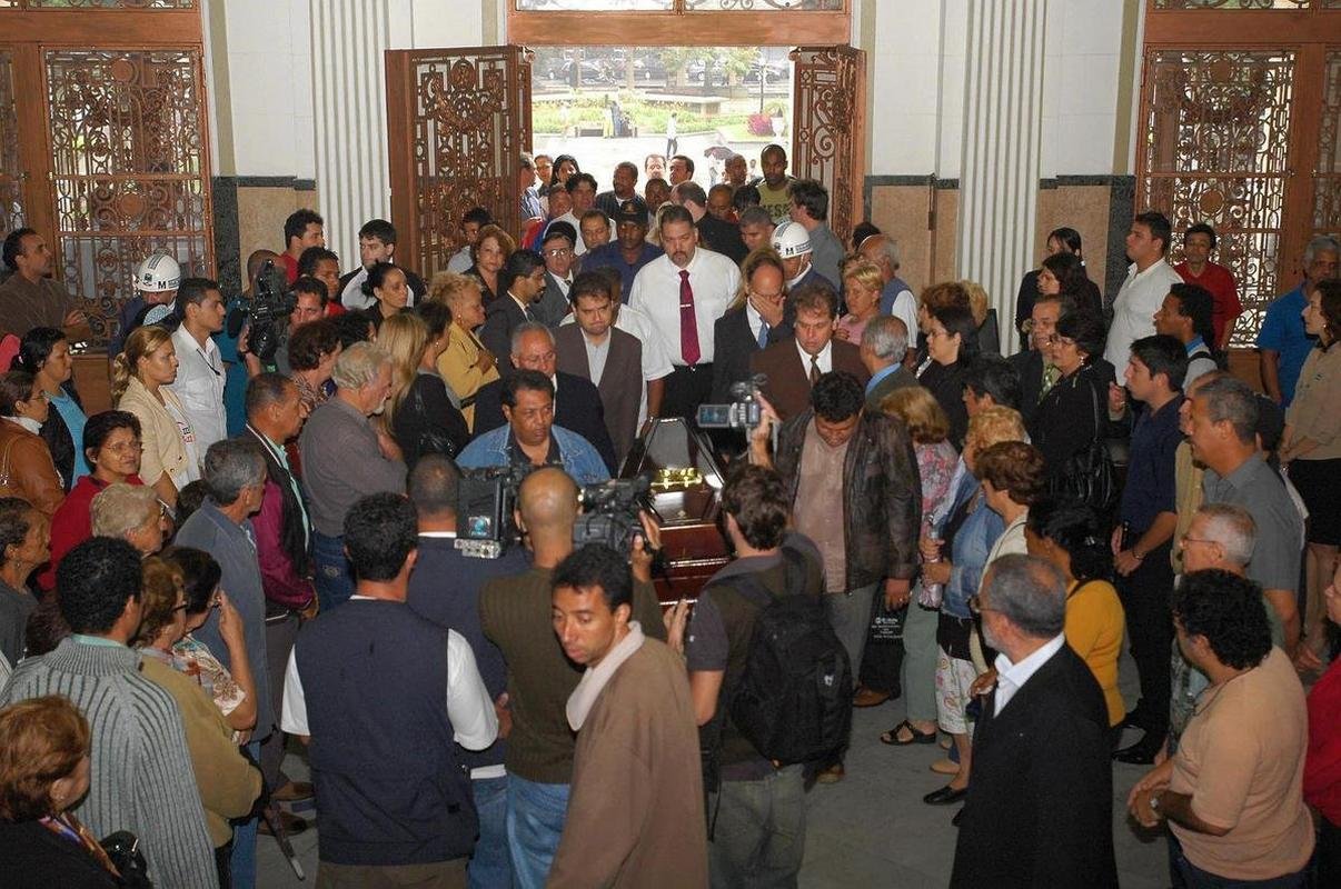 Velrio de Sandra Regina Arantes do Nascimento, em 2006. Filha de Pel morreu de cncer de mama, em Santos, onde era vereadora. Ela foi reconhecida como filha do ex-jogador em 1991, mas nunca teve convivncia com o pai. Por isso, escreveu um livro para contar sua histria