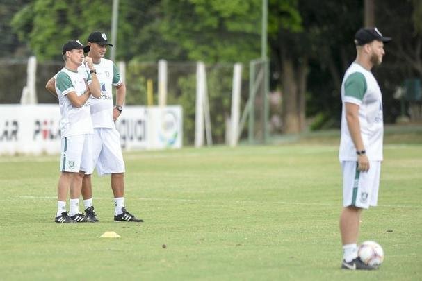 Lisca foi apresentado, conversou com jogadores e assistiu ao treino do Amrica