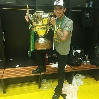 Com a taça do título da Copa do Brasil de 2014