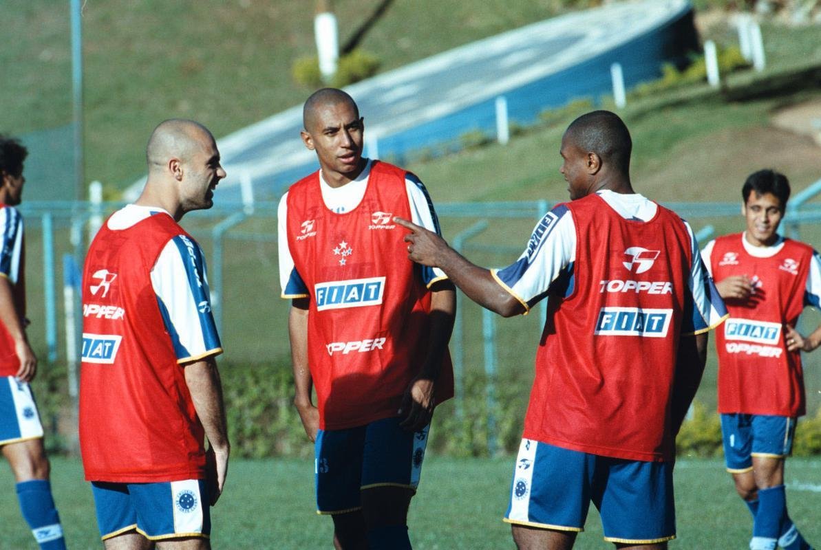 Fotos do zagueiro Joo Carlos em suas passagens pelo Cruzeiro, entre 1996 e 2001