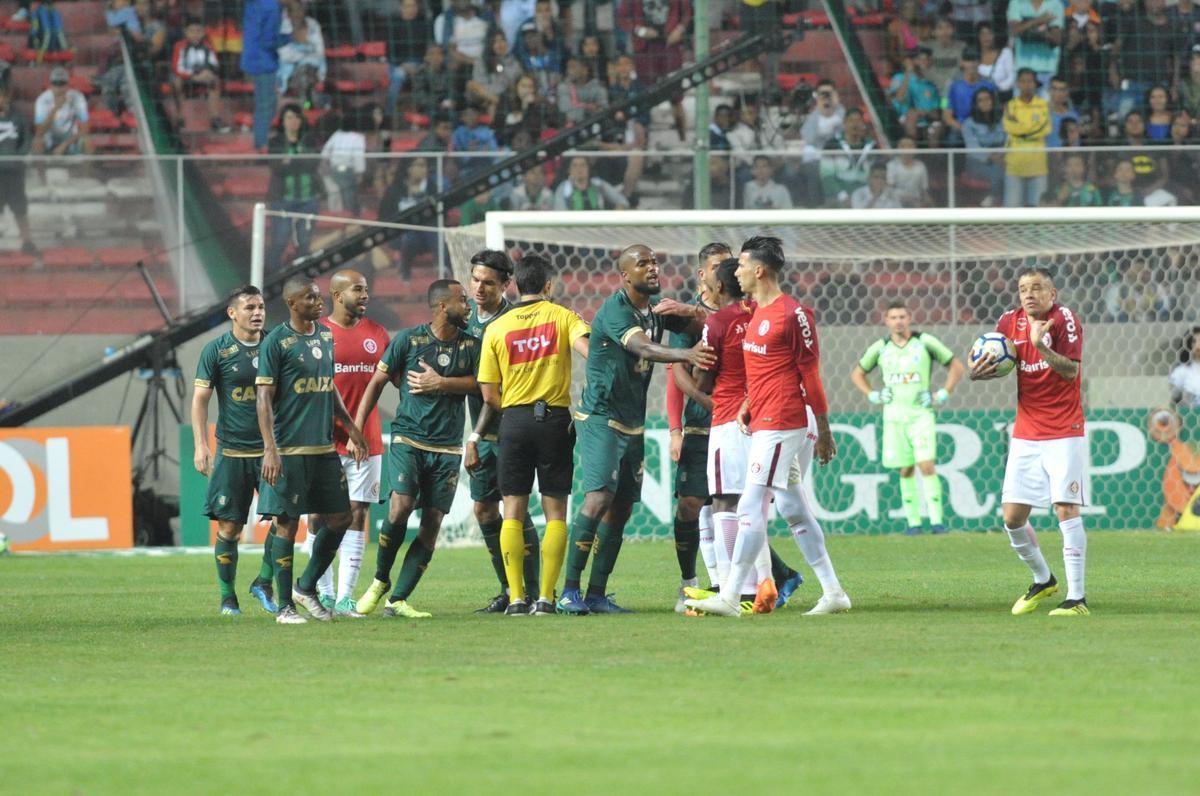 Fotos do jogo entre Amrica e Internacional, no Independncia, pela 15 rodada do Campeonato Brasileiro