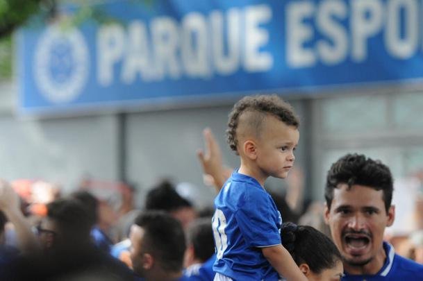 Imagens do protesto da torcida do Cruzeiro em frente ao clube social do Barro Preto