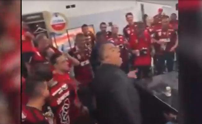 No vestirio do Estdio Monumental, logo depois da vitria por 1 a 0 sobre o Athletico na final da Libertadores, Braz cantou e fez coro com os jogadores