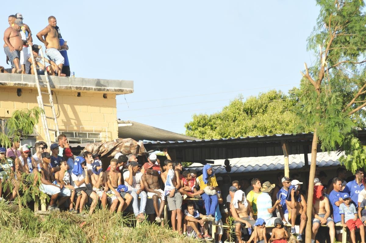 Torcidas de Cruzeiro e Guarani lotaram estdio Fario e casas do entorno, em Divinpolis, para assistir ao duelo de abertura do Campeonato Mineiro 2019