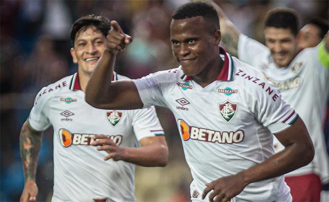 Arias comemorando o gol da vitória do Flu