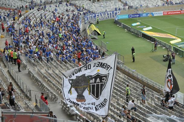 Fotos da torcida do Cruzeiro no primeiro clssico da final do Mineiro, contra o Atltico, no Mineiro
