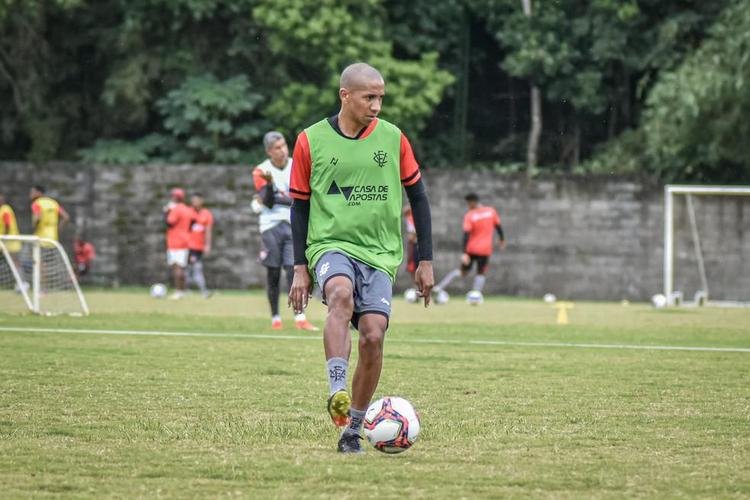 Pablo Siles, volante (Vitória)