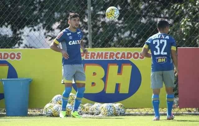 Mano Menezes comandou treino tático em seu segundo dia no retorno ao Cruzeiro