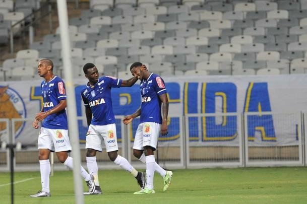 Douglas Coutinho abriu caminho para a virada cruzeirense no Mineiro