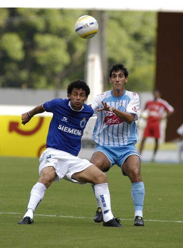 Patrocínios foram mantidos para 2005, e o Cruzeiro apresentou novamente uma camisa com o azul predominante com detalhes brancos no fim das mangas e na gola. A versão branca manteve o mesmo padrão.