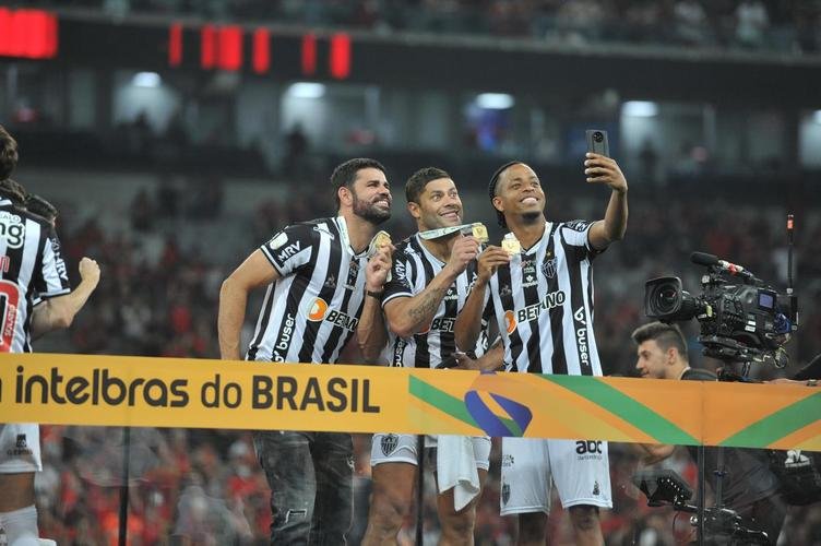 Atltico ergue a taa e festeja bi da Copa do Brasil