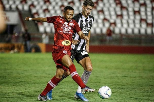 Já no segundo tempo, o jogo foi mais equilibrado. Com as mudanças feitas pelo técnico Paulo Autuori, o Botafogo empatou com gol de Bruno Nazário. Náutico teve chances de marcar o segundo gol com Jorge Henrique e Erick em chances claras, mas ambos perderam os lances.