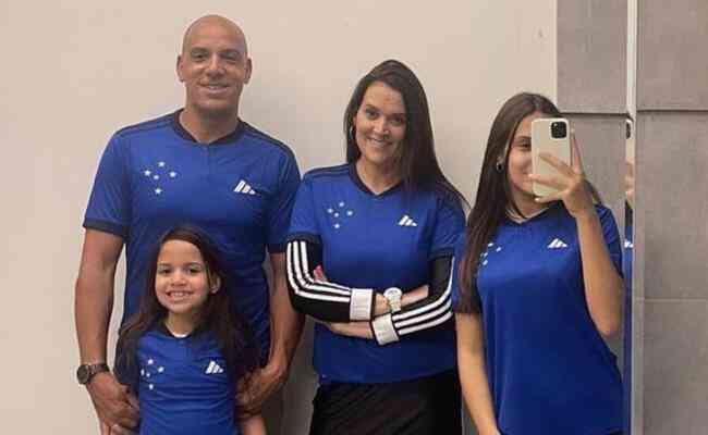 Pepa posa para foto ao lado de sua famlia com a camisa do Cruzeiro