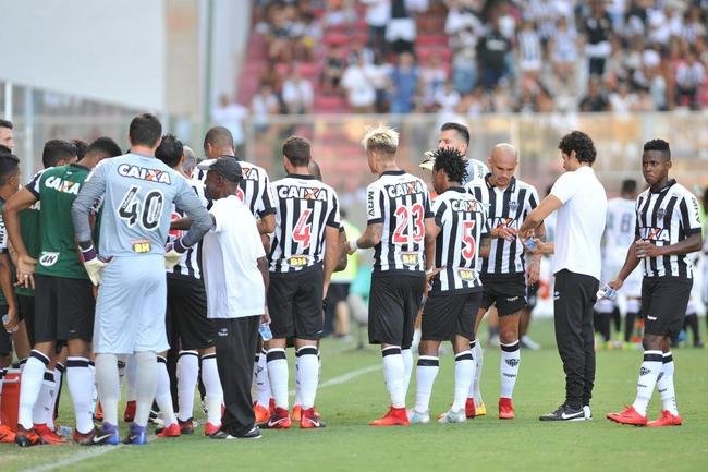 Imagens do duelo entre Atltico e Independncia, no Independncia, pelo Mineiro