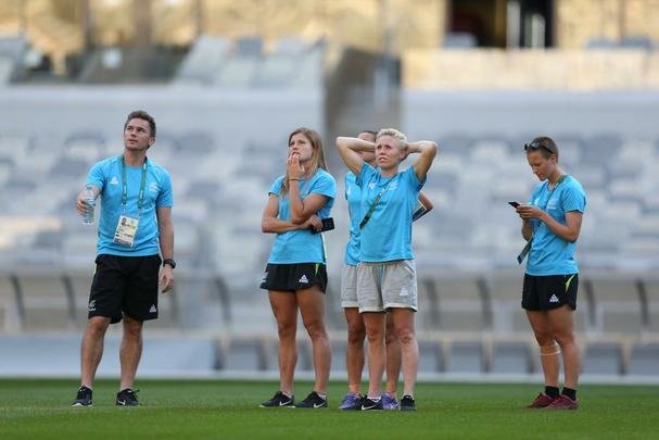 Jogadoras de futebol da Nova Zelndia brincaram e tiraram muitas fotos no Gigante da Pampulha