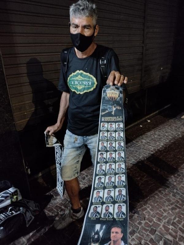 Atleticanos acompanharam Flamengo 2x1 Cear nos bares de Belo Horizonte, na expectativa de comemorar o ttulo antecipado do Campeonato Brasileiro. No entanto, o rival carioca venceu o time nordestino e adiou a festa atleticana.