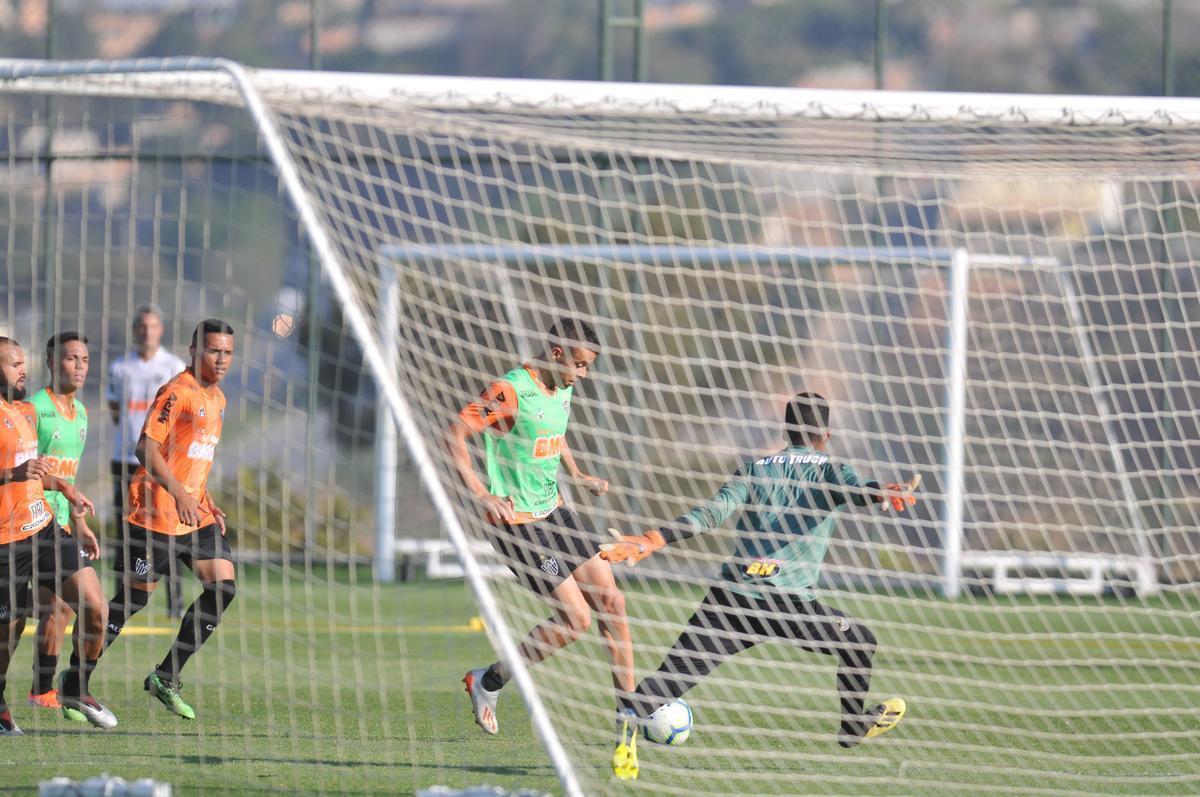 Tarde na Cidade do Galo teve entrevista de Di Santo, pronunciamento de Rui Costa e treino