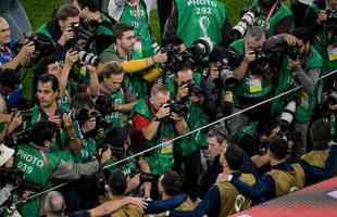 Cristiano Ronaldo comeou novamente no banco de reservas no duelo de Portugal contra Marrocos pelas quartas de final da Copa do Mundo. Batalho de fotgrafos registrou astro na condio de suplente