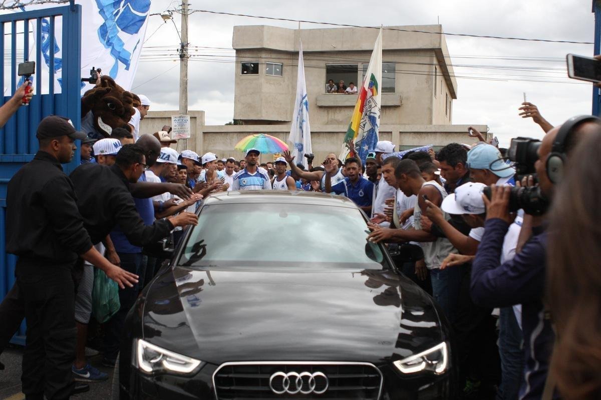 Torcedores do Cruzeiro foram  porta da Toca II apoiar os jogadores na vspera do jogo com o Flamengo