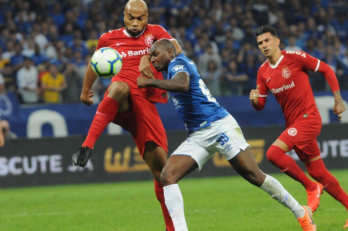 Fotos do primeiro tempo do duelo entre Cruzeiro e Internacional, no Mineiro, pela semifinal da Copa do Brasil