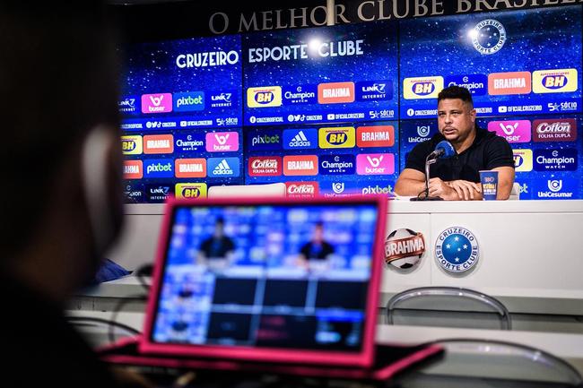 Em sua primeira visita  Toca da Raposa II, Ronaldo concedeu entrevista coletiva e teve contato com jogadores e comisso tcnica do Cruzeiro. Ele tambm se encontrou com scios da categoria Diamante.