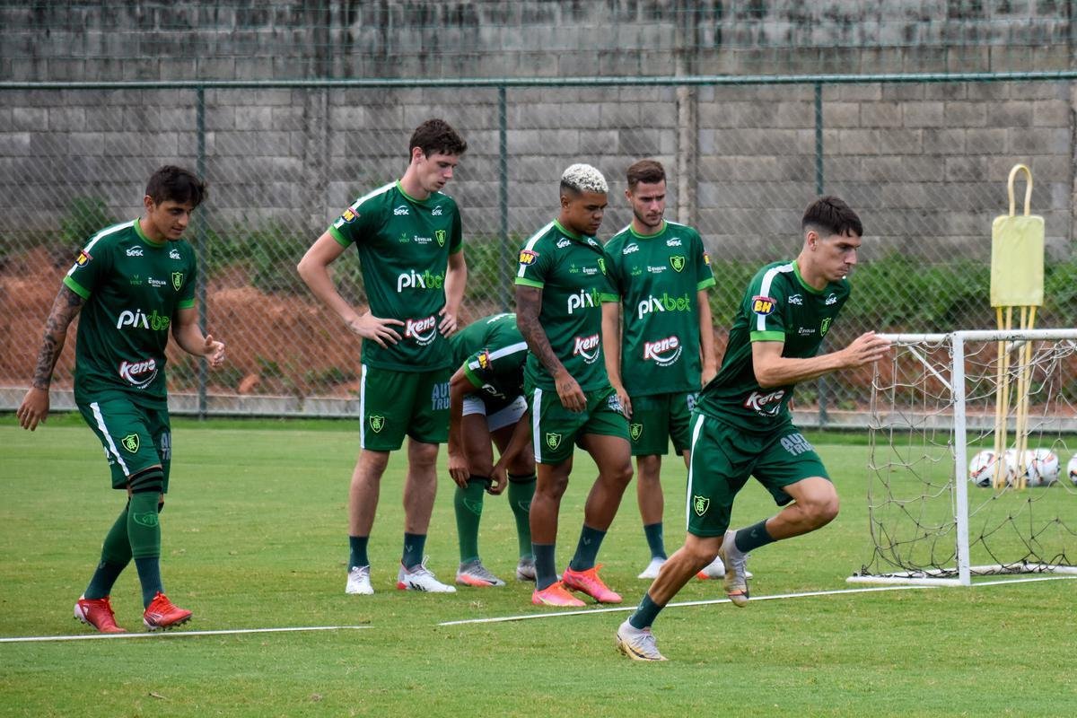 O Amrica deu continuidade nesta tera-feira aos seus trabalhos de pr-temporada. A equipe alviverde fez treinos com e sem bola no CT Lanna Drumond