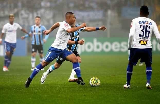 Sob forte neblina em Porto Alegre, Cruzeiro  batido pelo Grmio e vai para lanterna do Brasileiro