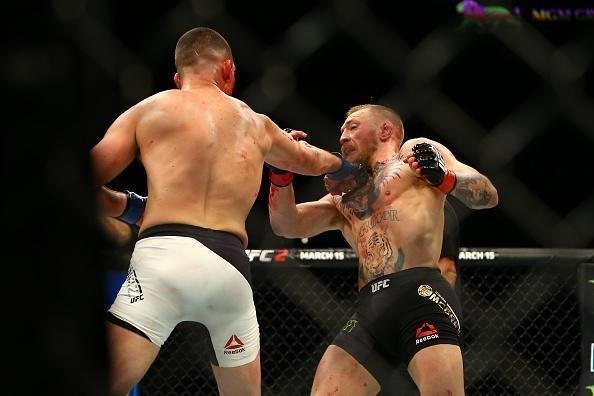 Nate Diaz vence Conor McGregor por finalização na luta principal do UFC 196