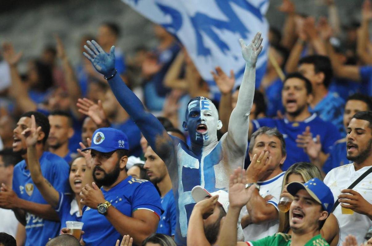 Fotos da torcida do Cruzeiro na partida contra o Londrina, no Mineiro, pela quarta rodada da Srie B do Brasileiro de 2022 