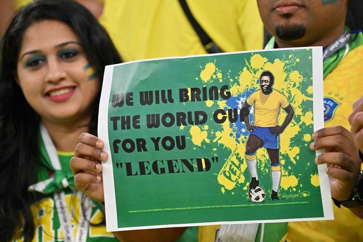 Fotos das torcidas de Brasil e Crocia no Estdio da Educao, em Al-Rayyan, no Catar, em duelo pelas quartas de final da Copa do Mundo