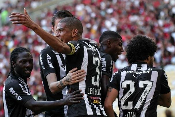Leonardo Silva, de cabeça, empatou para o Atlético aos 22 do primeiro tempo: Flamengo 1 x 1 Atlético