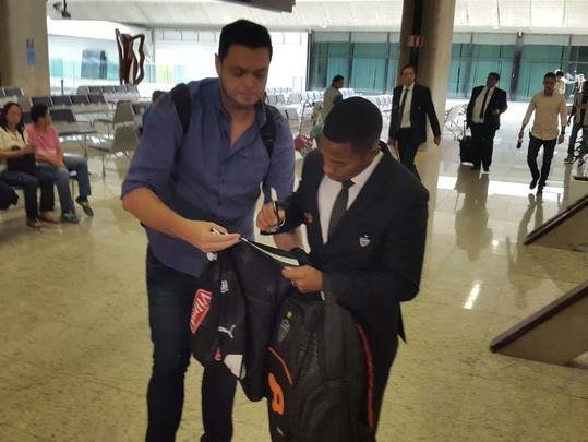Jogadores do Atlético no Aeroporto Internacional de Confins durante embarque para o Chile