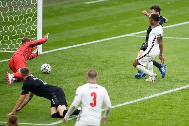 Fotos do gol de Sterling, da Inglaterra, sobre a Alemanha, em Wembley. Ingleses venceram por 2 a 0 e avan�aram �s quartas de final da Eurocopa