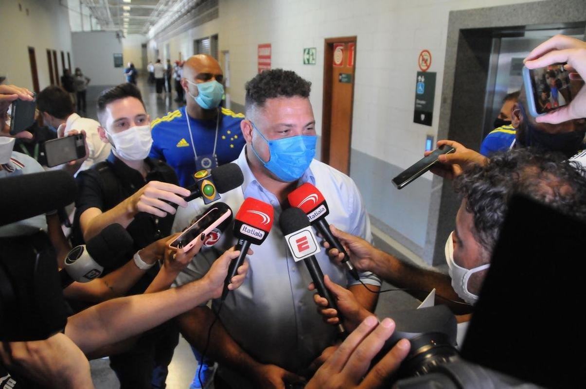 Ronaldo prestigiou vitria do Cruzeiro sobre a URT, por 3 a 0, no Independncia, e foi ovacionado pela torcida celeste