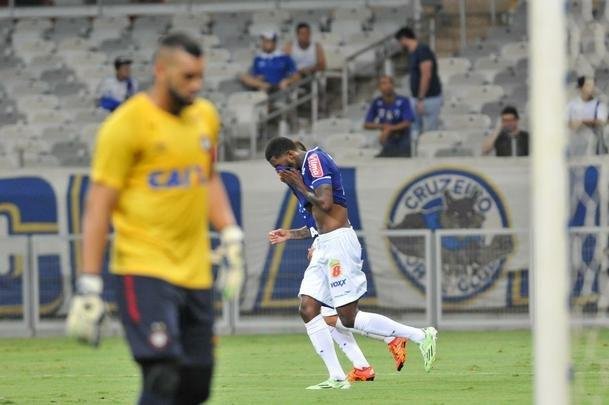 Douglas Coutinho abriu caminho para a virada cruzeirense no Mineiro