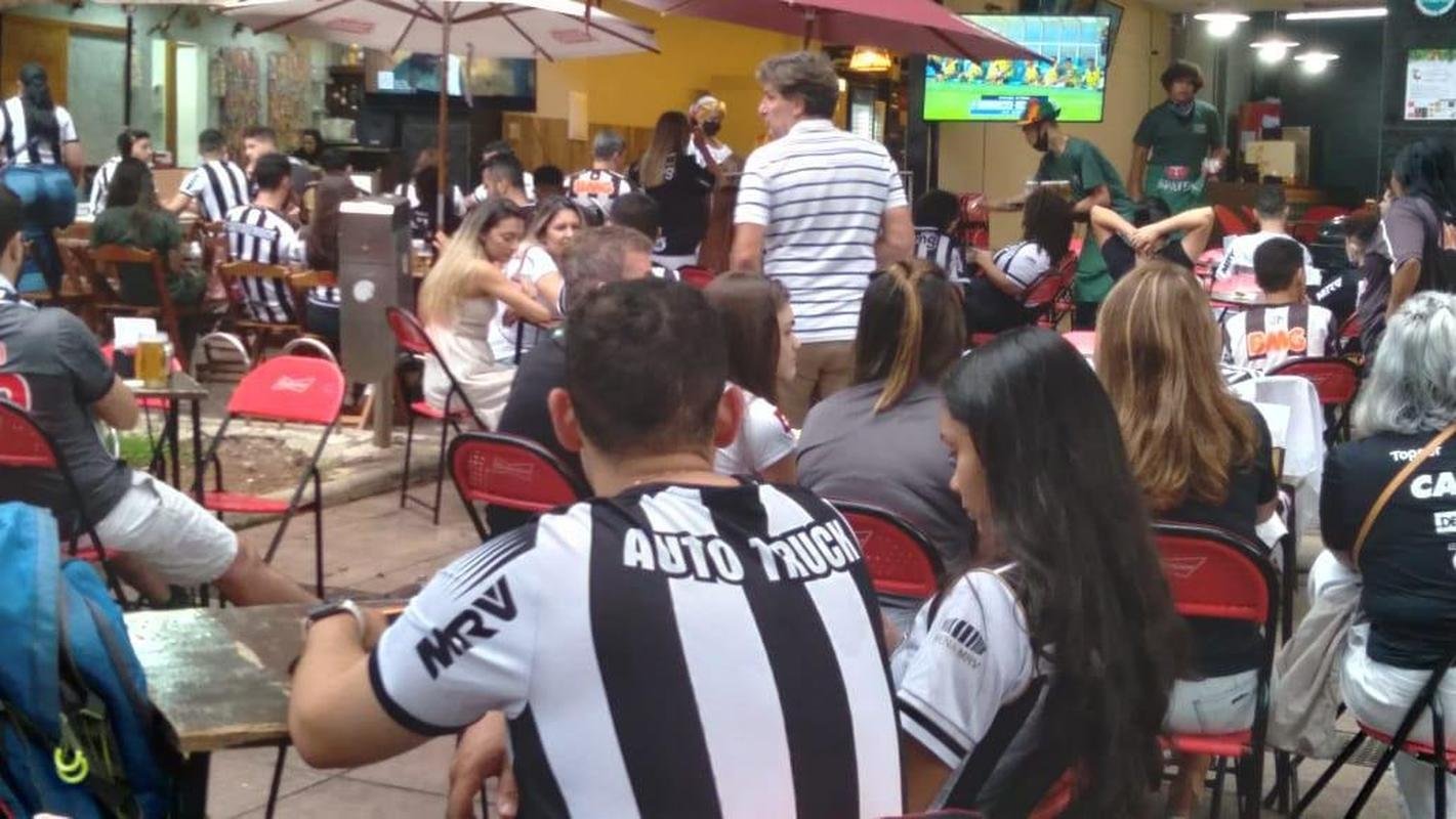 Nesta quinta-feira (2), torcedores do Atltico lotaram os bares de BH para acompanhar Bahia x Galo, jogo adiado da 32 rodada do Campeonato Brasileiro. Na imagem, regio da Savassi.
