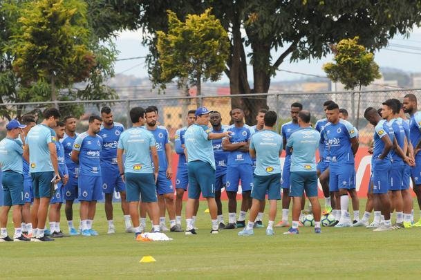 Adilson Batista em ao em seu primeiro treino  frente do Cruzeiro
