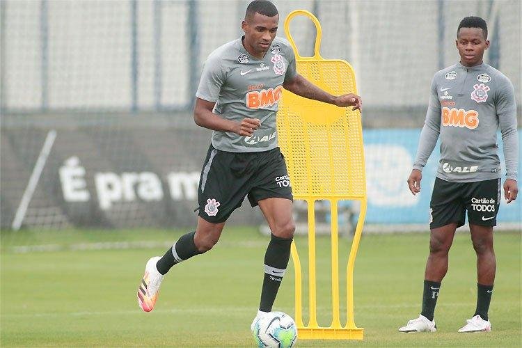 Marllon chega, treina e deve ficar no banco do Corinthians contra o