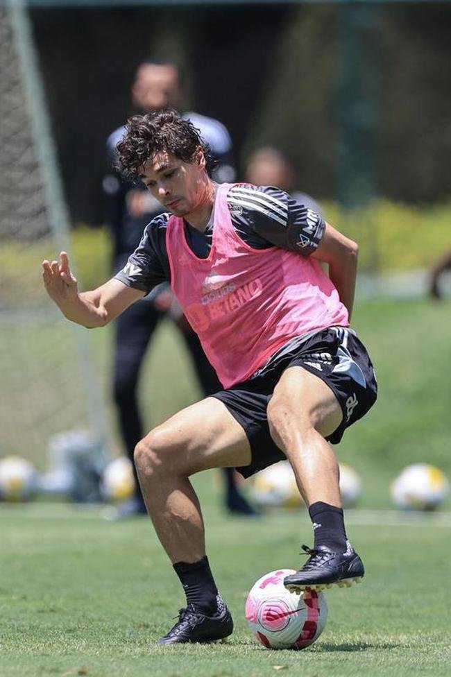 Fotos do treino do Atltico nesta quarta-feira (12/10), na Cidade do Galo. Em recuperao de um incmodo na panturrilha esquerda, Hulk fez funcional no campo e ainda  dvida para o confronto contra o Flamengo, no sbado, s 20h30, no Maracan, pelo Brasileiro