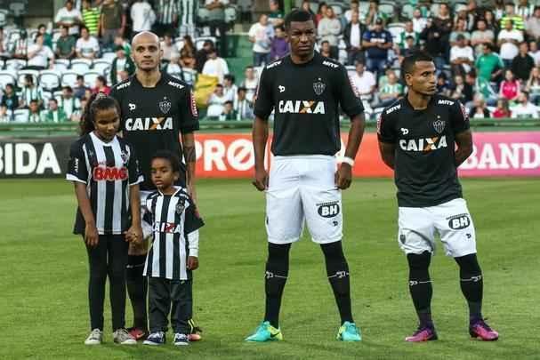 Com atuao ruim, Atltico  derrotado pelo Coritiba, por 2 a 0, no Couto Pereira, e fica mais distante do ttulo do Campeonato Brasileiro