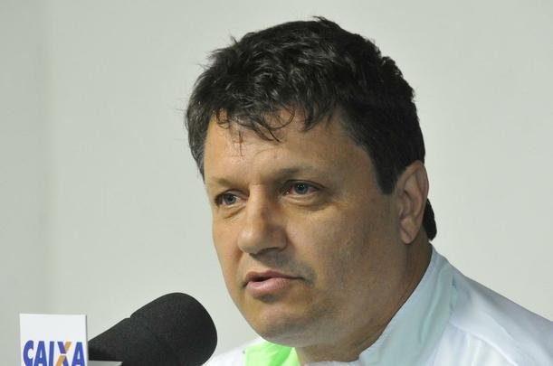 Presidente Marcus Salum apresentou Adilson Batista como novo tcnico do Amrica